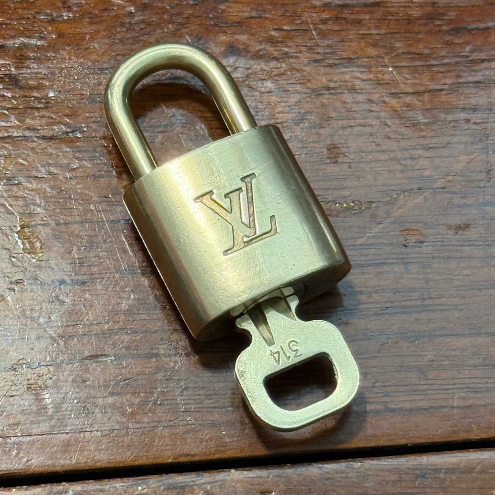Louis Vuitton Brass Padlock & Key 314 Gold Tone Vintage Bag Lock Accessory Auth.